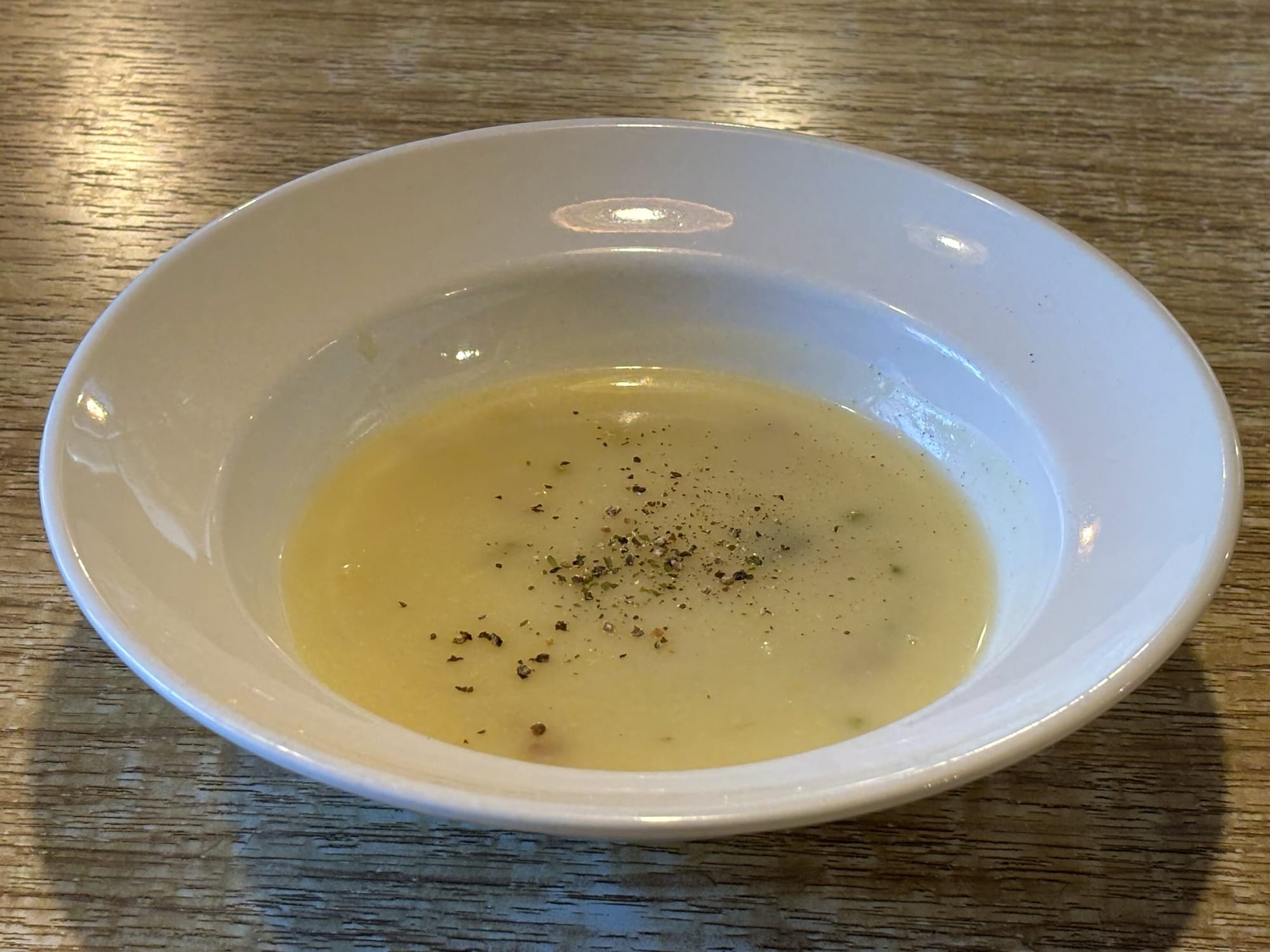 【食記】高雄鼓山 義來藝去裕誠店｜住宅區中的悠閒早午餐時光，天然麵包與煙燻鮭魚的溫柔碰撞
