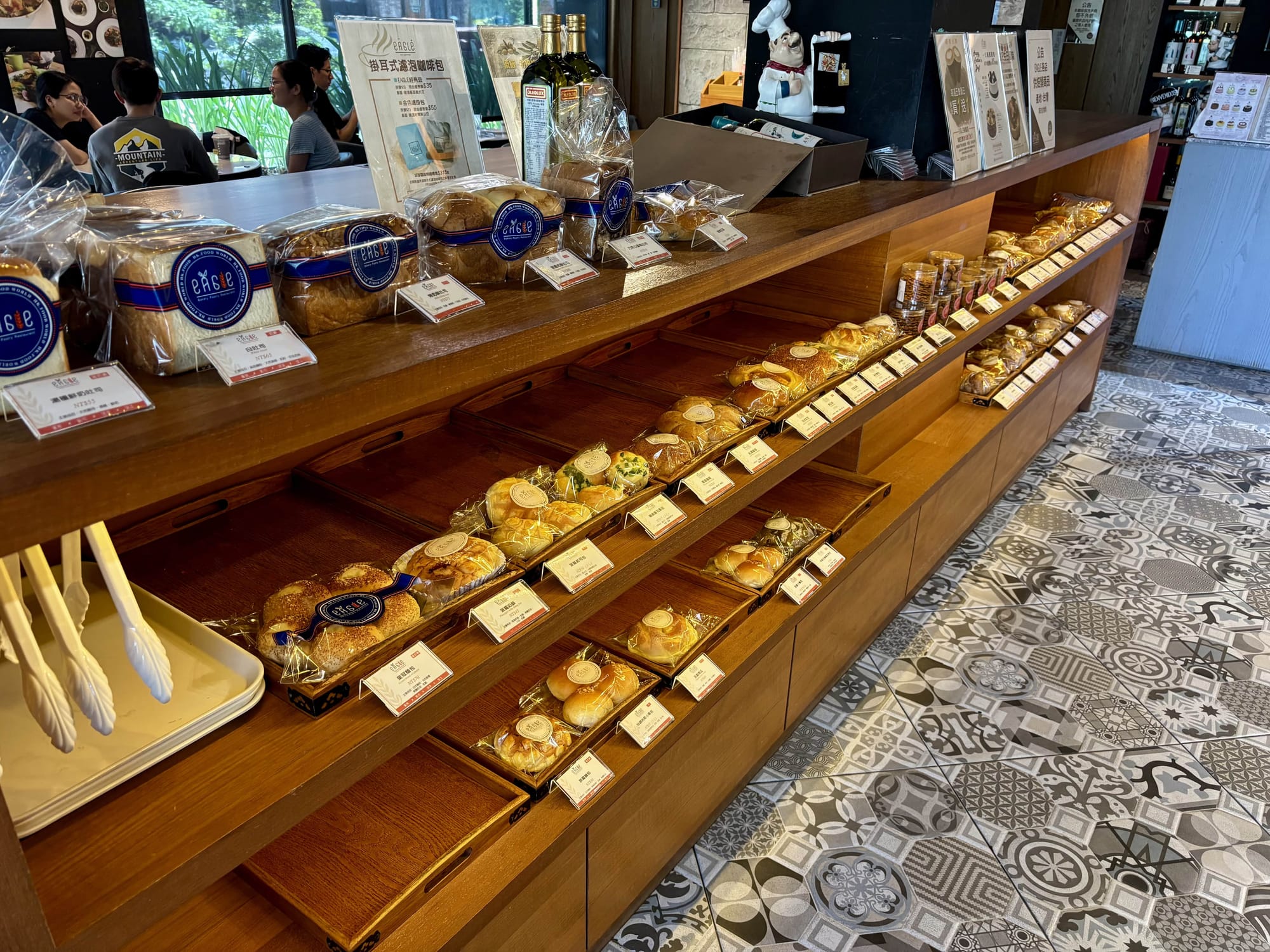 【食記】高雄鼓山 義來藝去裕誠店｜住宅區中的悠閒早午餐時光，天然麵包與煙燻鮭魚的溫柔碰撞