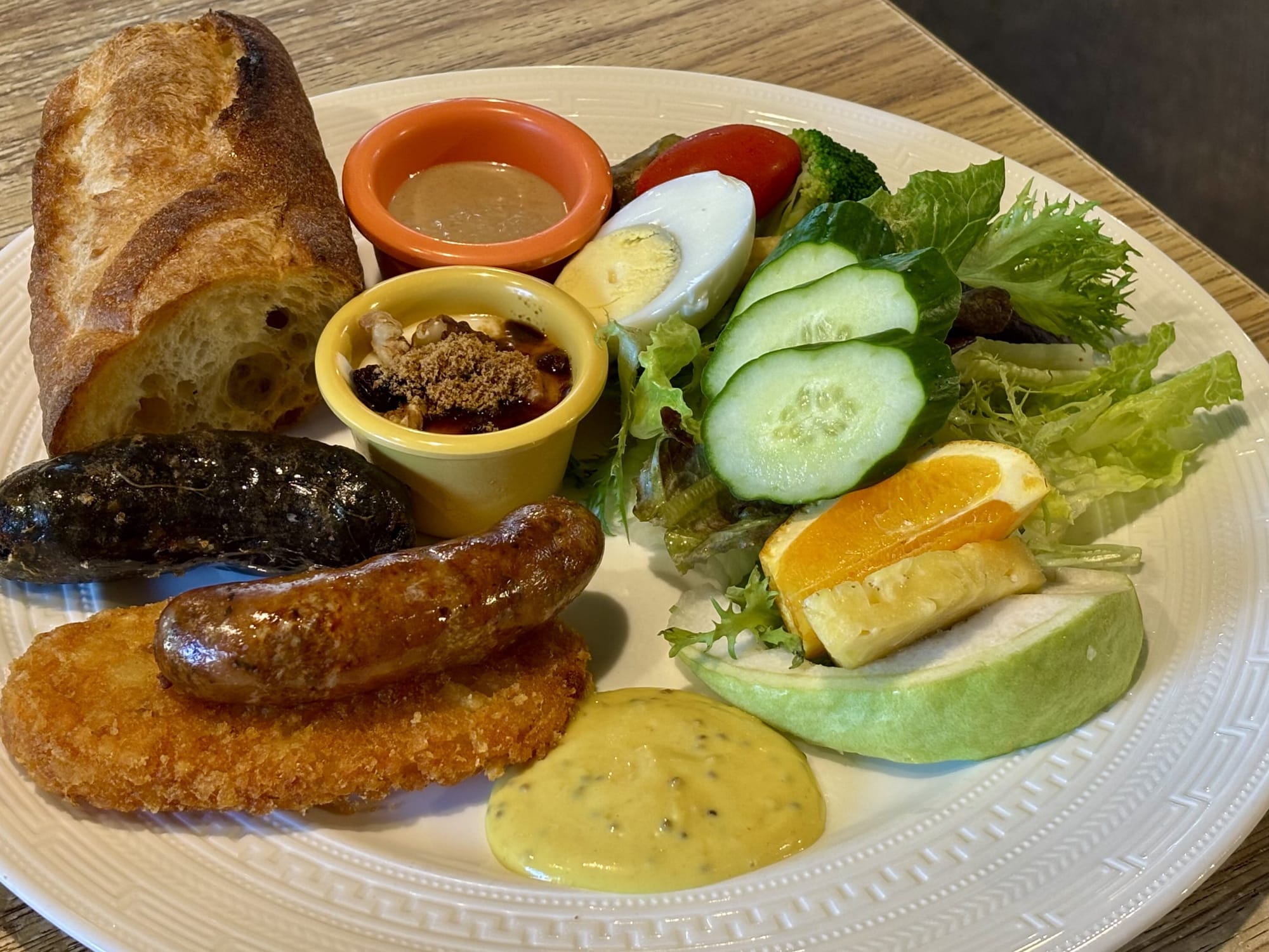 【食記】高雄鼓山 義來藝去裕誠店｜住宅區中的悠閒早午餐時光，天然麵包與煙燻鮭魚的溫柔碰撞