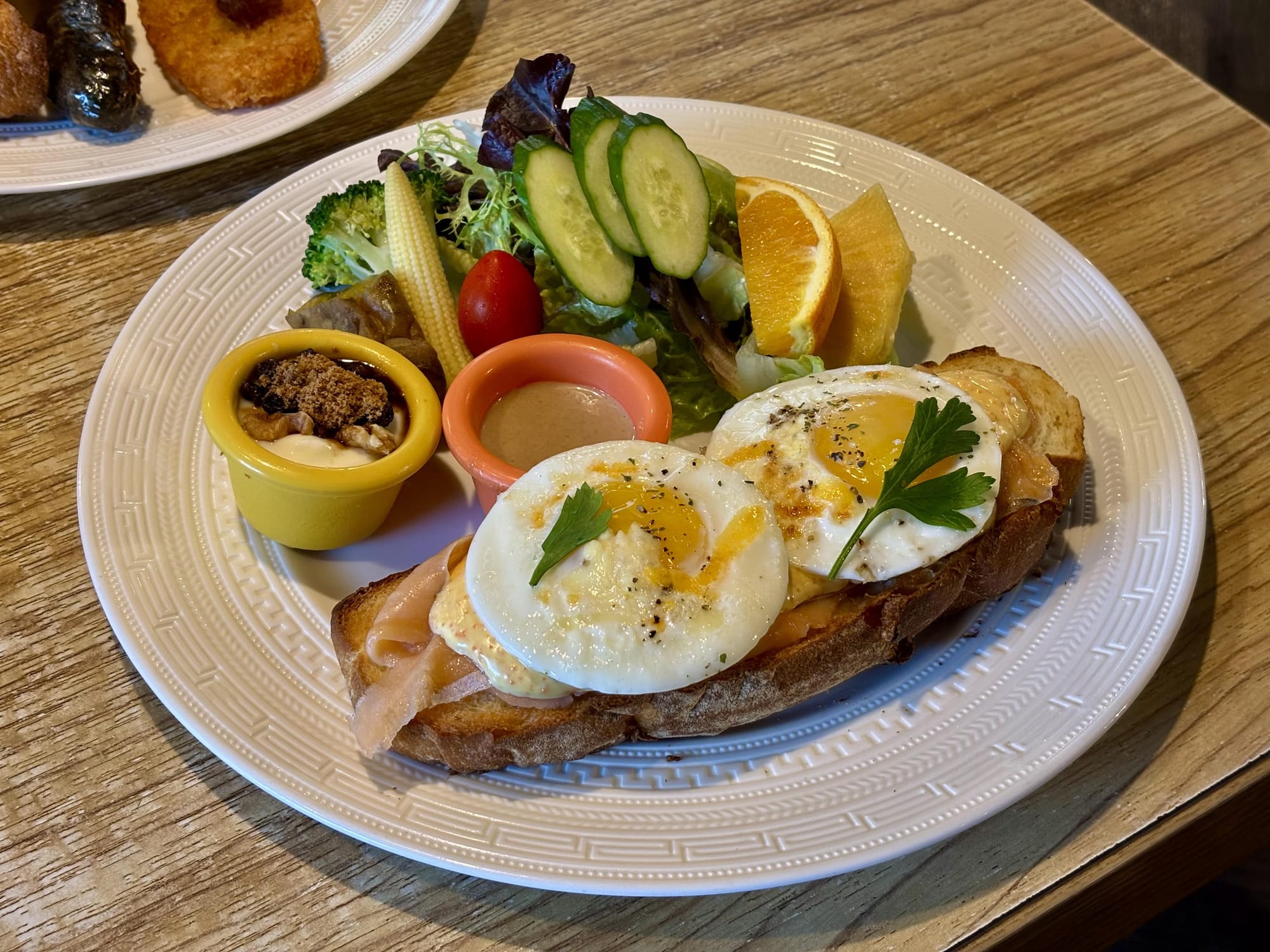 【食記】高雄鼓山 義來藝去裕誠店｜住宅區中的悠閒早午餐時光，天然麵包與煙燻鮭魚的溫柔碰撞